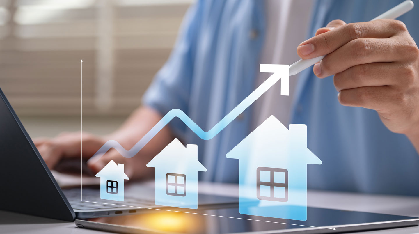 Une personne vue de dos consulte une tablette dans un intérieur moderne baigné de lumière naturelle, ambiance de recherche immobilière